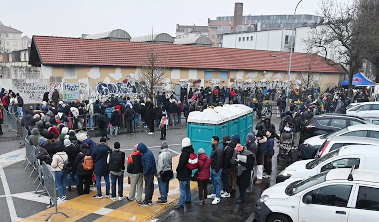 Migranti al gelo a Torino per richiedere permesso soggiorno