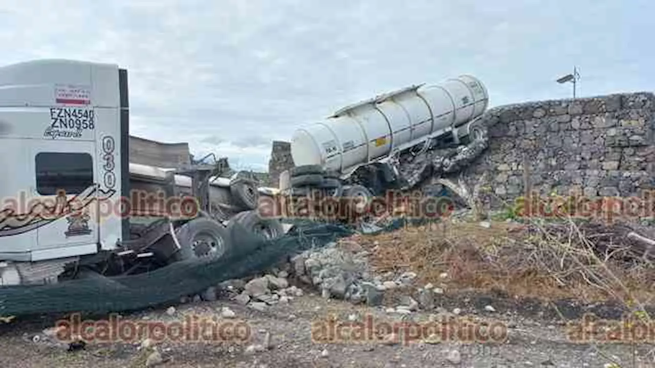 Tráiler cisterna se vuelca en Plan del Río por falla de frenos