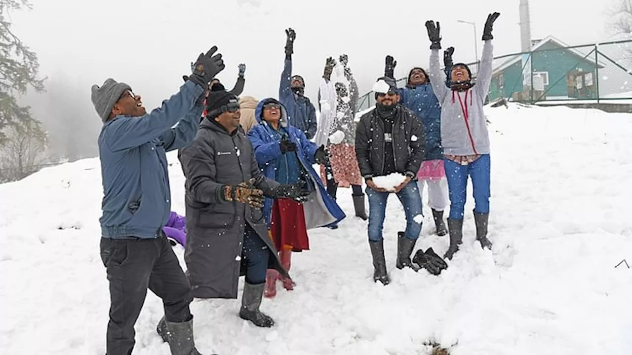 Weather : पश्चिमी विक्षोभ से दिल्ली- उत्तर भारत के कई हिस्सों में बारिश-बर्फबारी, धुंध से कई उड़ानों में देरी