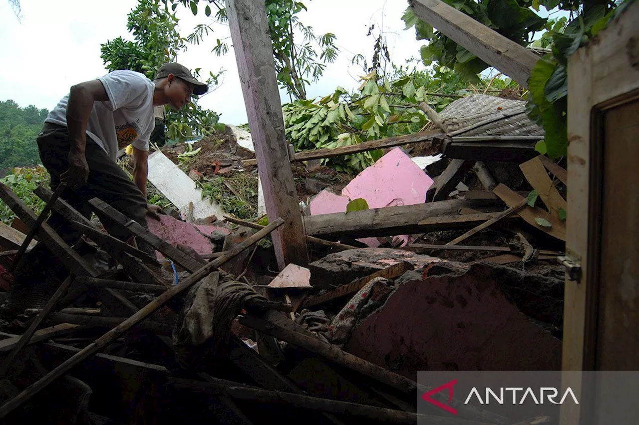 BPBD Jombang cari 2 warga diduga tertimbun tanah longsor Kamis pagi