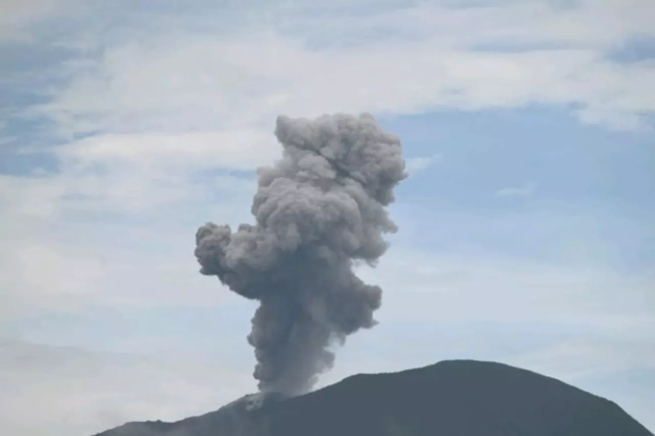 Gunung Ibu semburkan abu vulkanik setinggi 700 meter