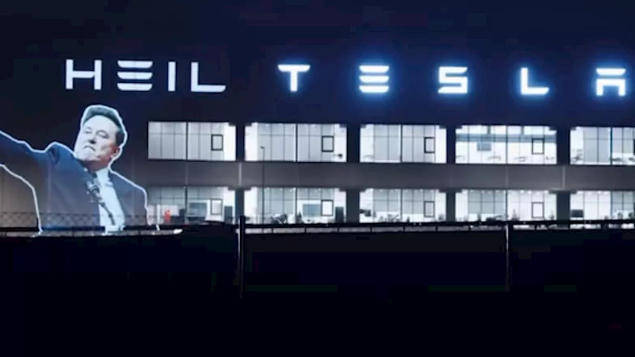 Des activistes allemands projettent le salut nazi d'Elon Musk sur son usine Tesla