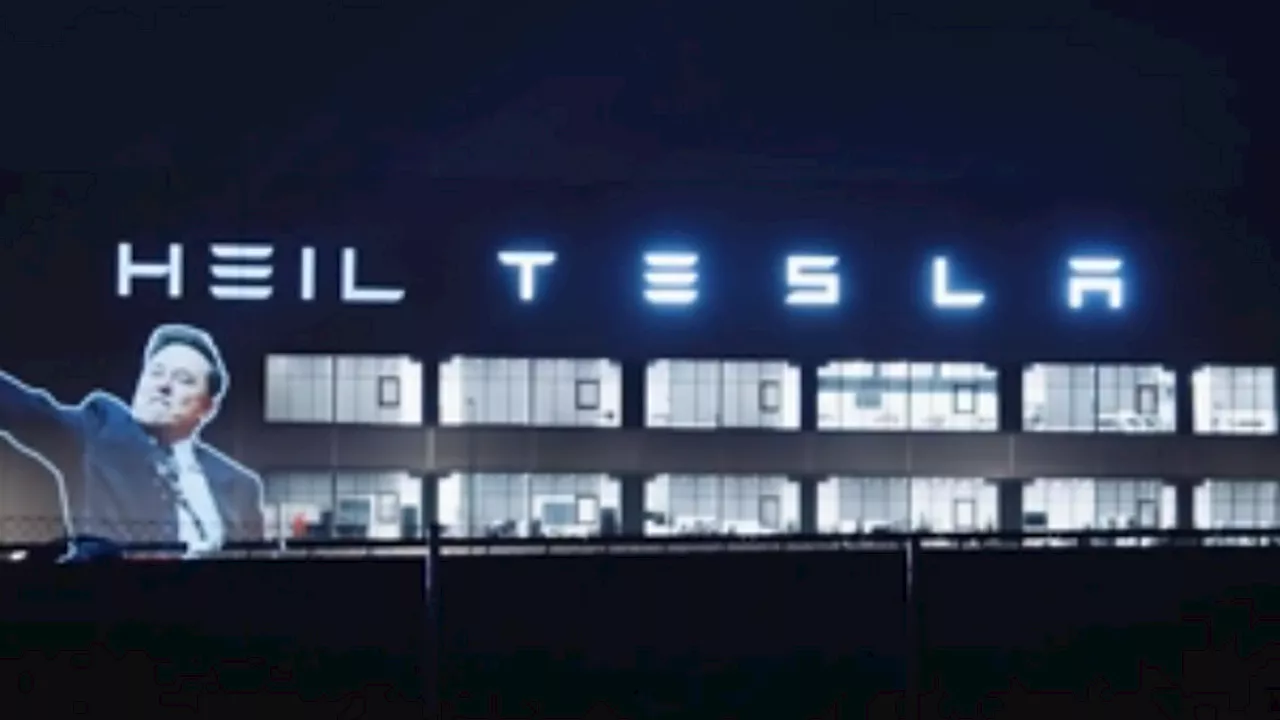 Aktivisten Projektieren Tesla-Kritik mit Tesla-Logo und Hitlergruß