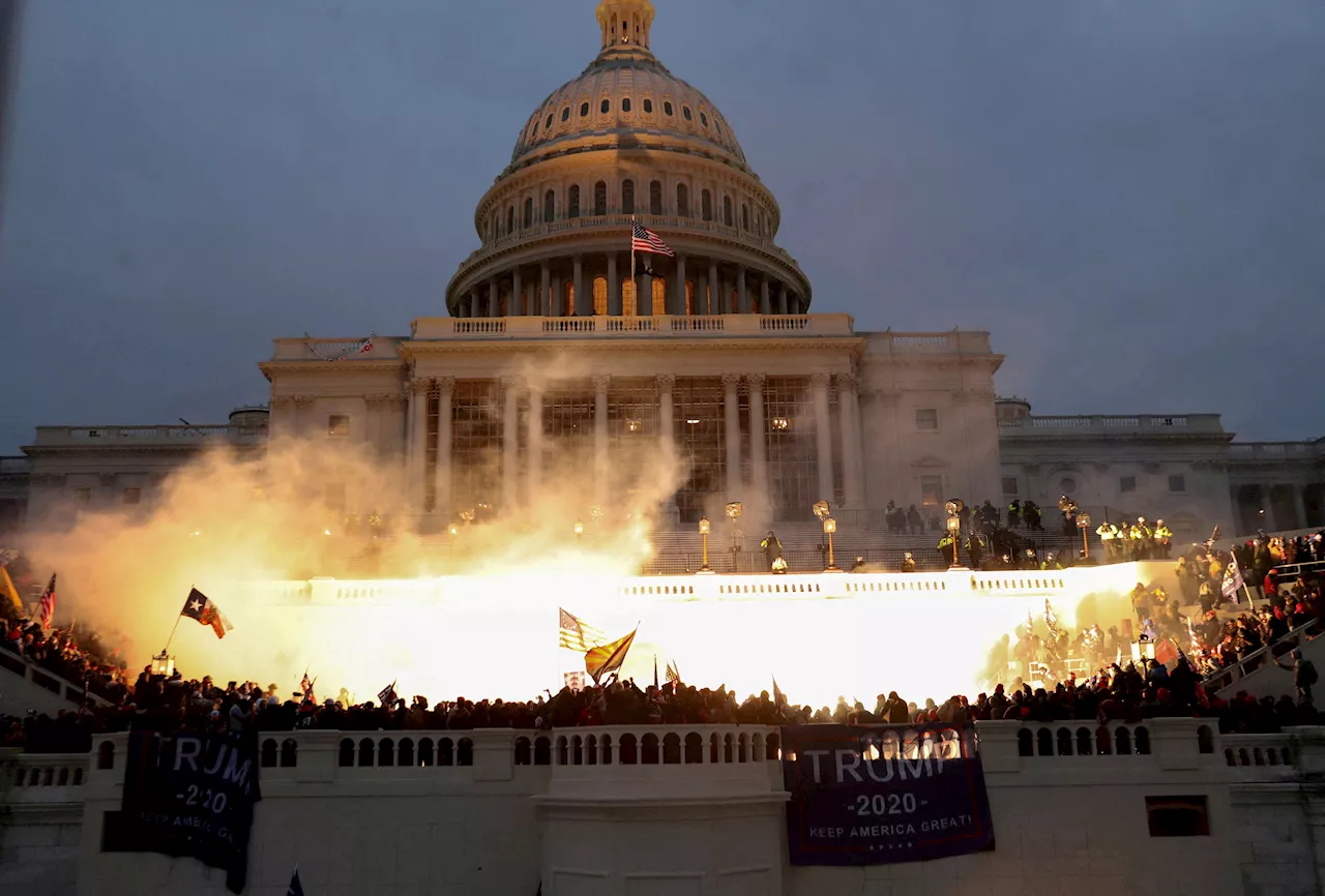 Trump Perdoa Invasores do Capitólio e Chama Batalha Policial de 'Incidentes Pequenos'