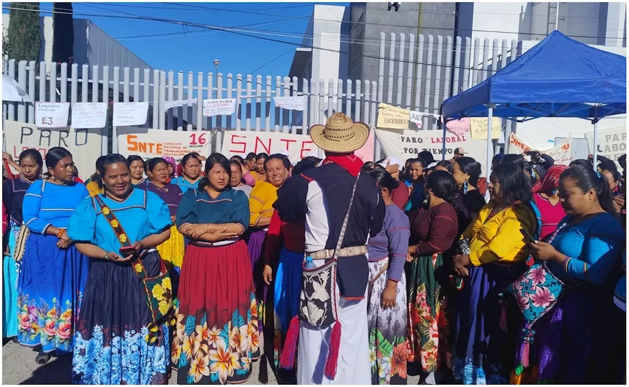 Realizan paro más de 300 docentes wixatitari en Jalisco; exigen a Claudia Sheinbaum mejores condiciones laborales