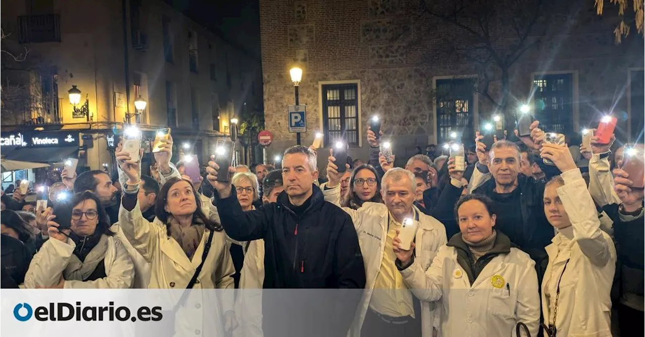 Gritos de 'usurpador' y cien médicos piden ante el Colegio de Madrid que se respete el voto electoral: '¡Sellés, okupa!'