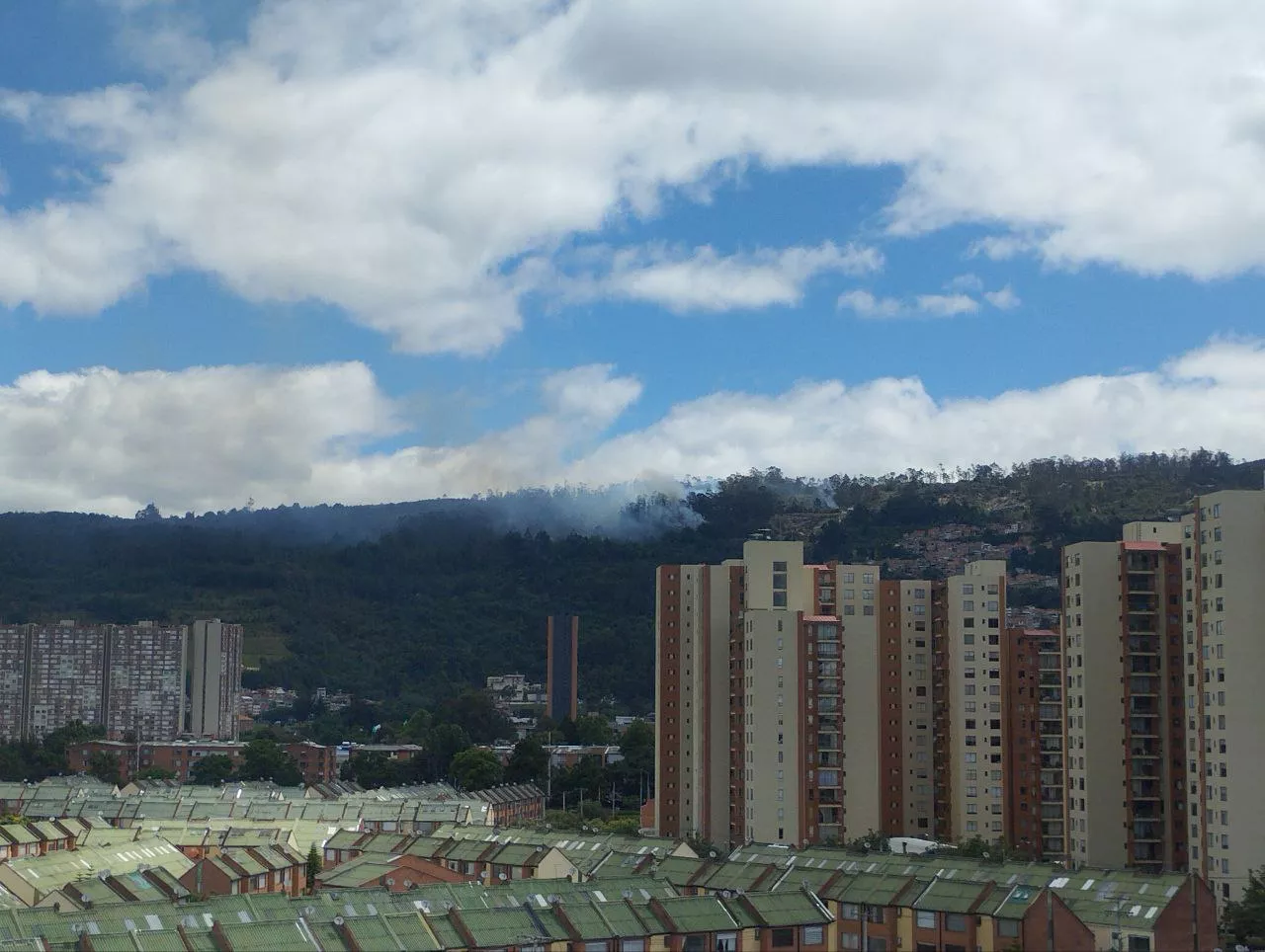 Controlan dos quemas forestales en Usaquén, Bogotá