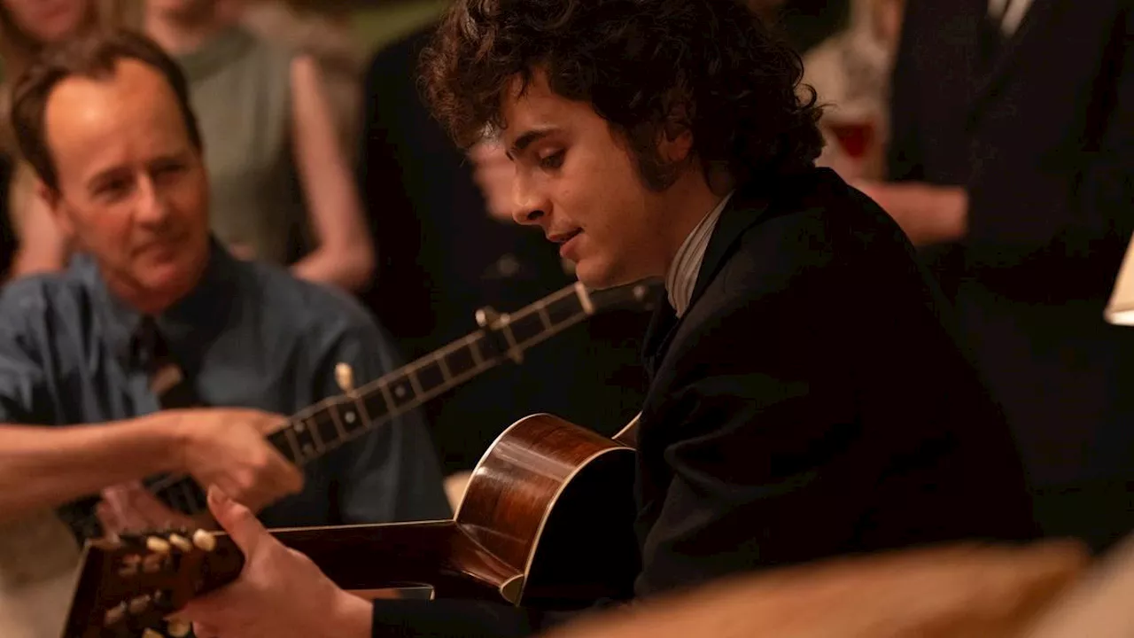 A complete Unknown al cinema: Timothée Chalamet è Bob Dylan nel film di James Mangold