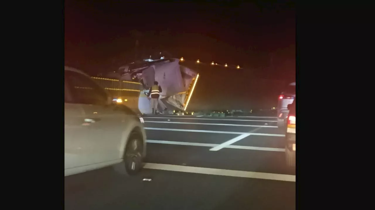 Tráiler volcado en La Pera provoca cierre vial en la México-Cuernavaca