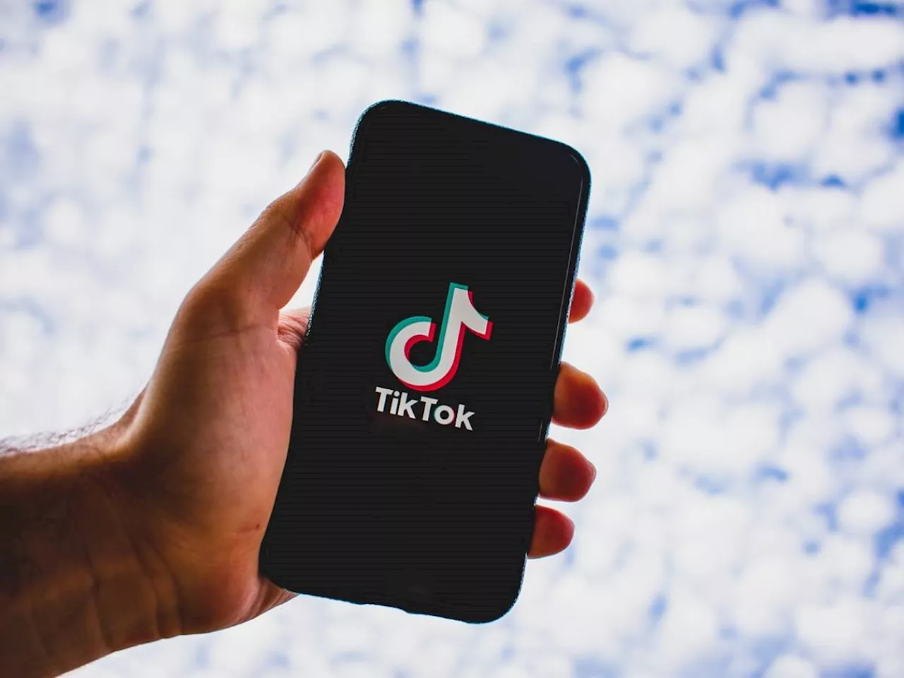 Tik Tok, algoritmi e suicidi. La vita vissuta sul feed