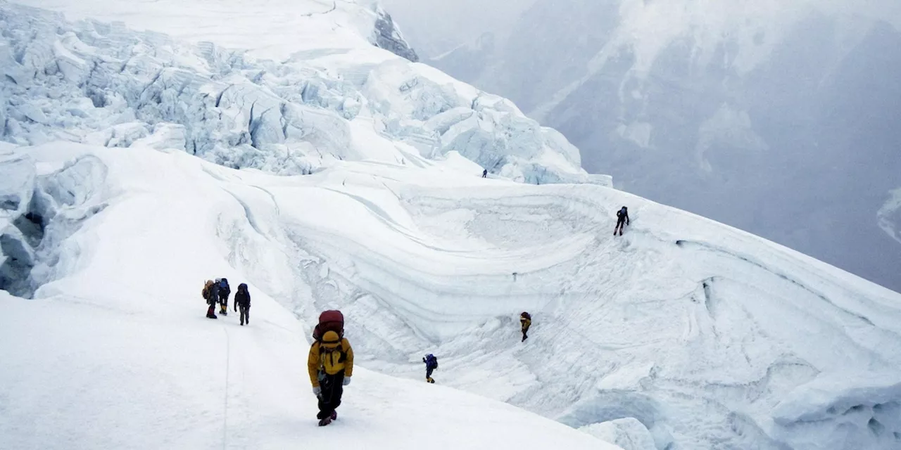 Nepal Aumenta il Prezzo del Permesso per Scalare l'Everest