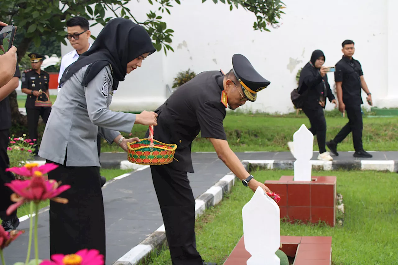 Peringati Hari Bakti Imigrasi, Kanim Serang Gelar Tabur Bunga di TMP Ciceri