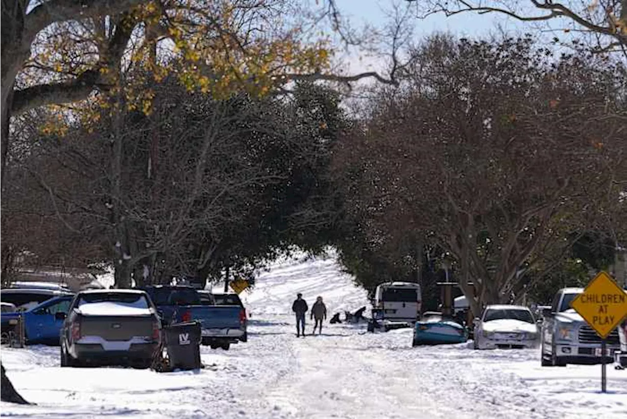 Record Snow Blankets Southern US, Disrupting Life and Sparking Cleanup Efforts