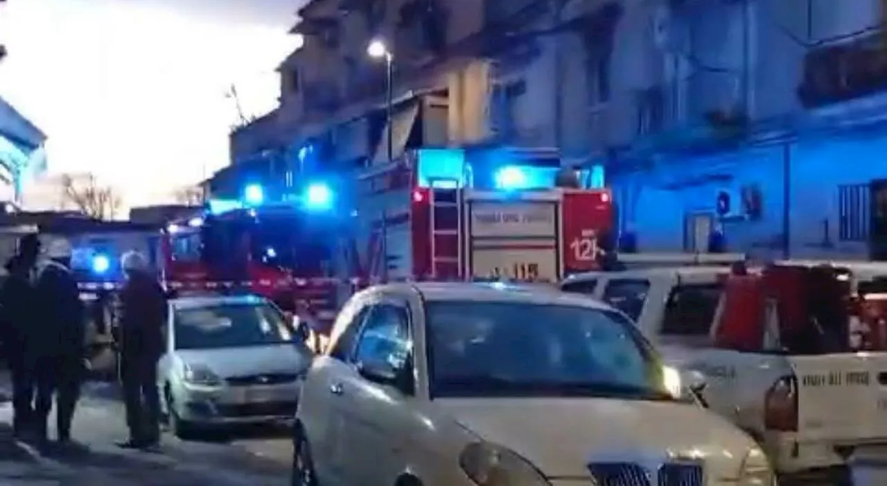 Incendio a Secondigliano: un vicino si butta dal balcone per sfuggire alle fiamme