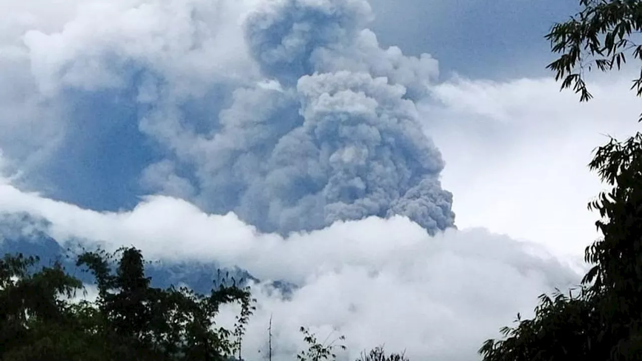 Erupsi Gunung Marapi di Sumbar Disertai dengan Hujan Abu Vulkanik