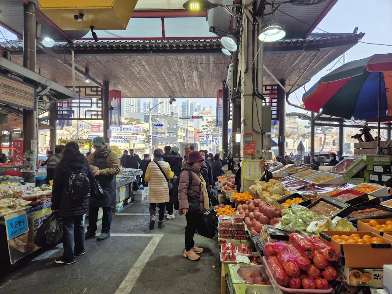 명절 앞두고 전통시장, 4인 기준 설 차례상 비용 18만원