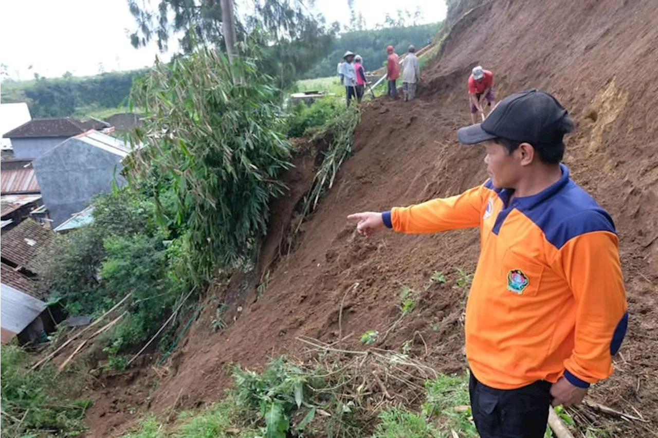 2 Warga Diduga Tertimbun Tanah Longsor di Jombang