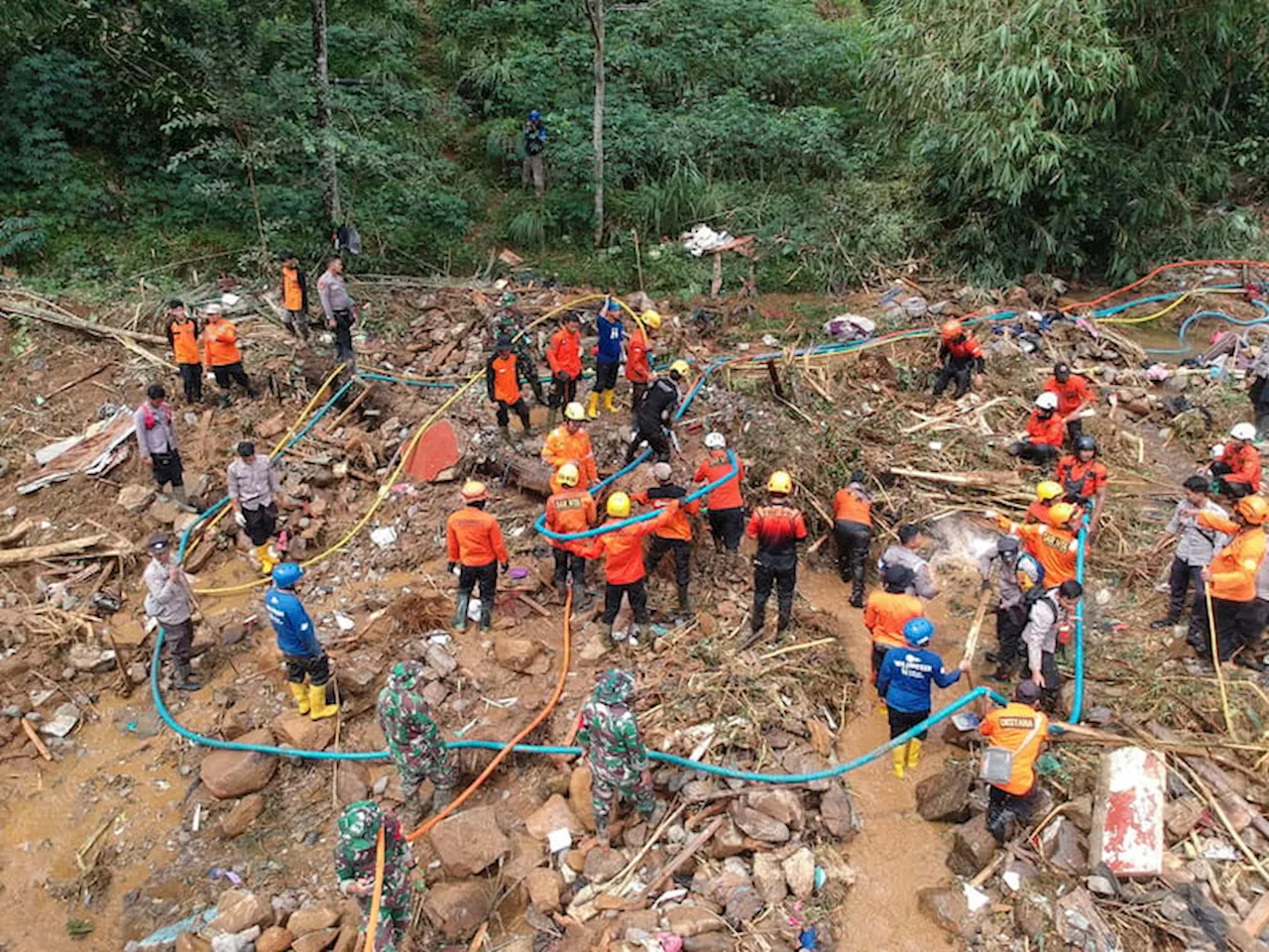 Pencarian Korban Tanah Longsor di Kabupaten Pekalongan