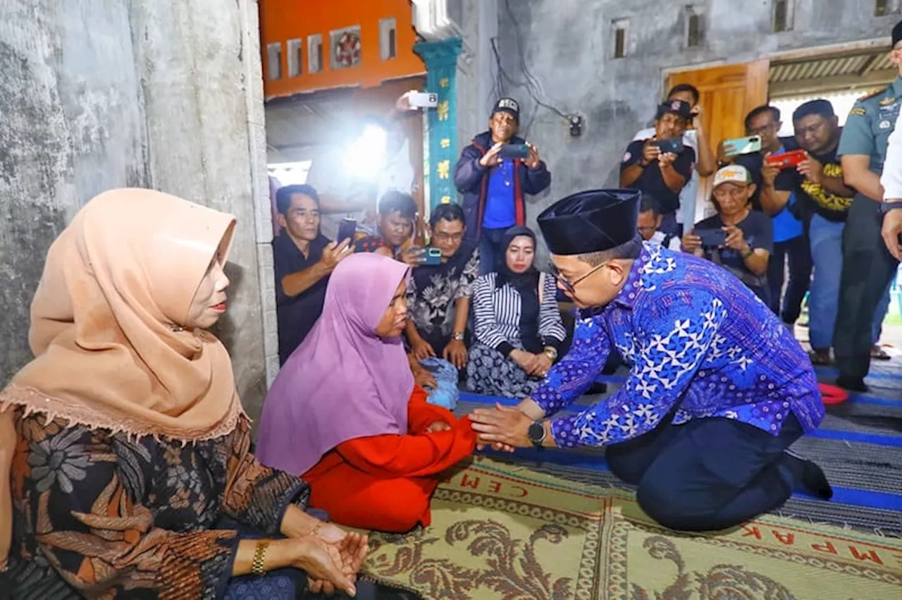 Pj. Gubernur Jatim Beri Santunan Uang Duka Lima Korban Longsor Denpasar