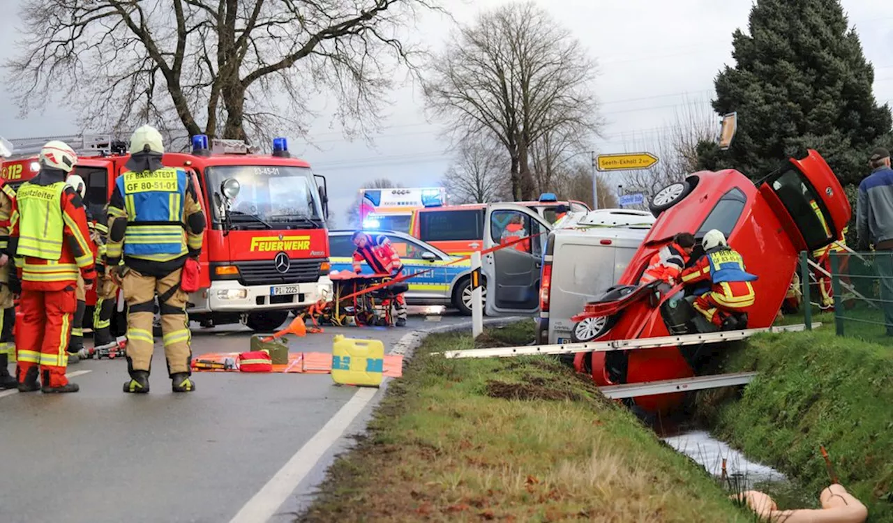 Schwerer Unfall im Norden: Golf landet hochkant im Graben, drei Verletzte