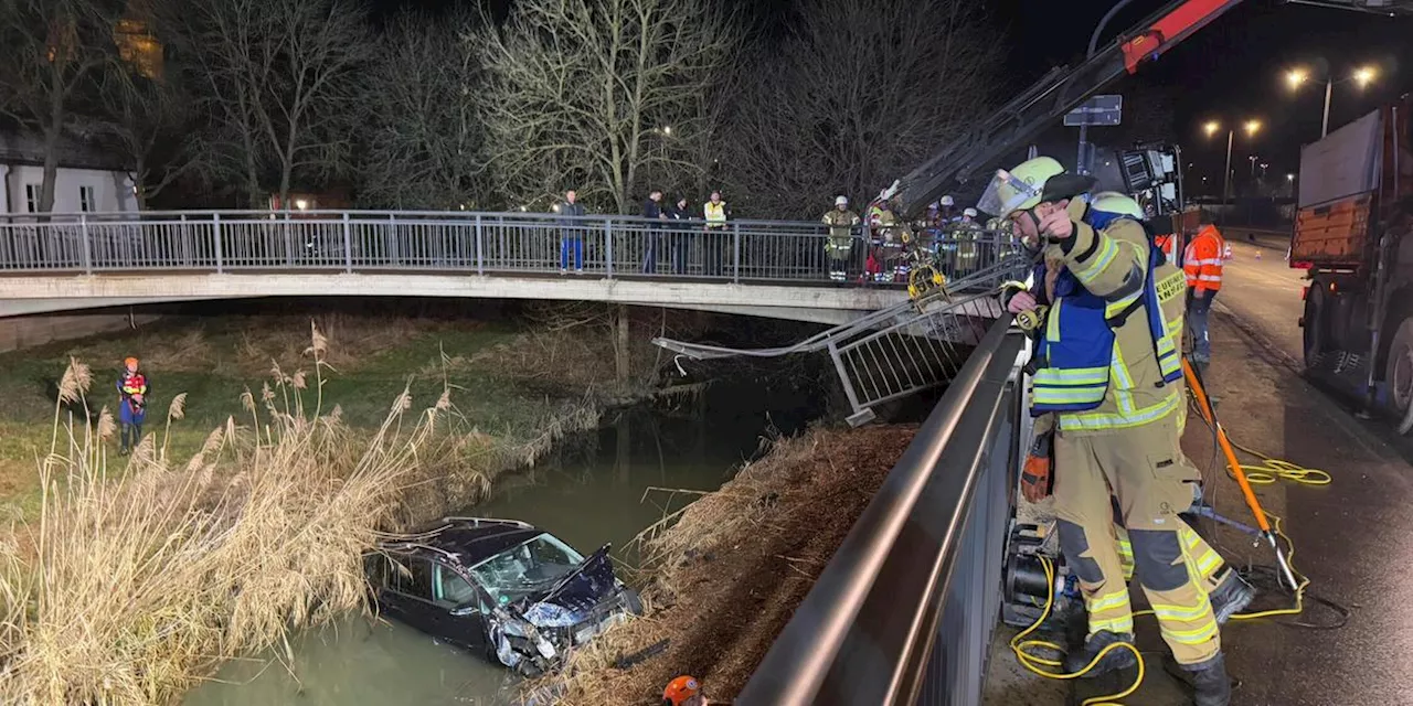 Autofahrer durchbricht Br&uuml;ckengel&auml;nder und st&uuml;rzt in Fluss in Mittelfranken