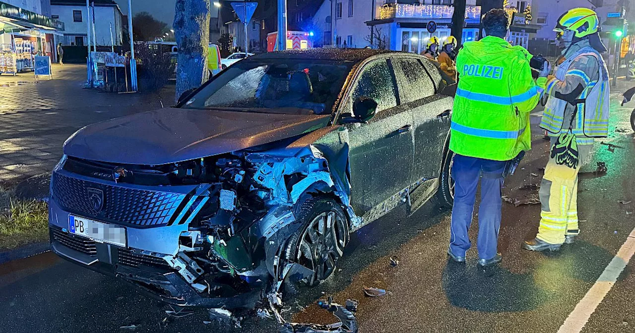 Zwei Autos stoßen auf dem Dr.-Rörig-Damm in Paderborn zusammen