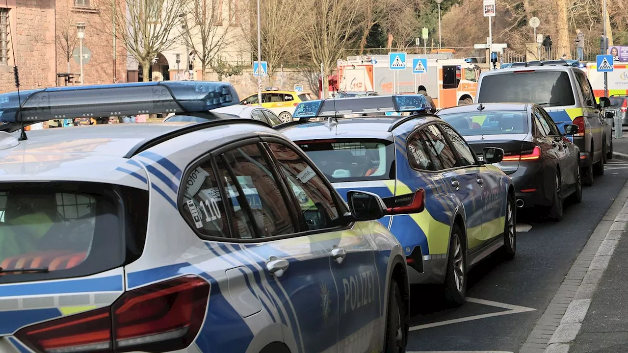 Attacke in Park: Kranzniederlegung und Gedenken nach Attacke in Aschaffenburg