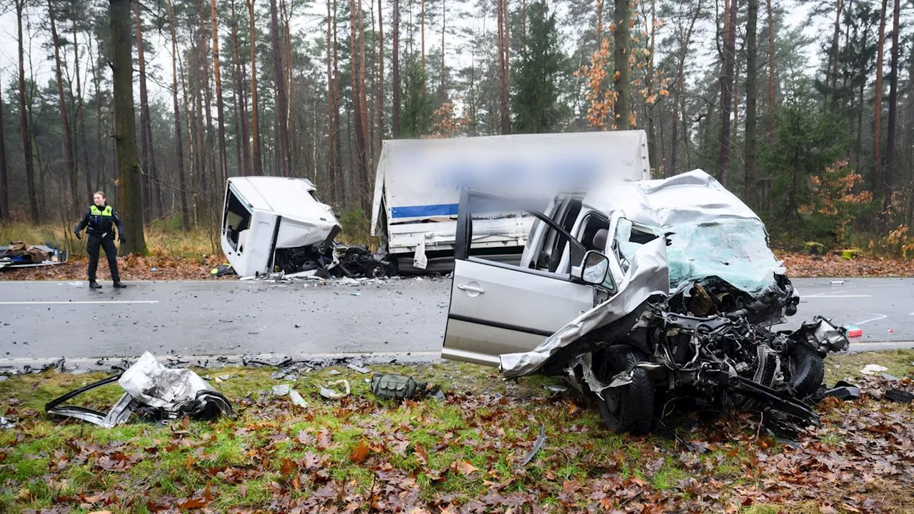 Unfall: Zwei Menschen sterben bei Frontalcrash mit Lastwagen