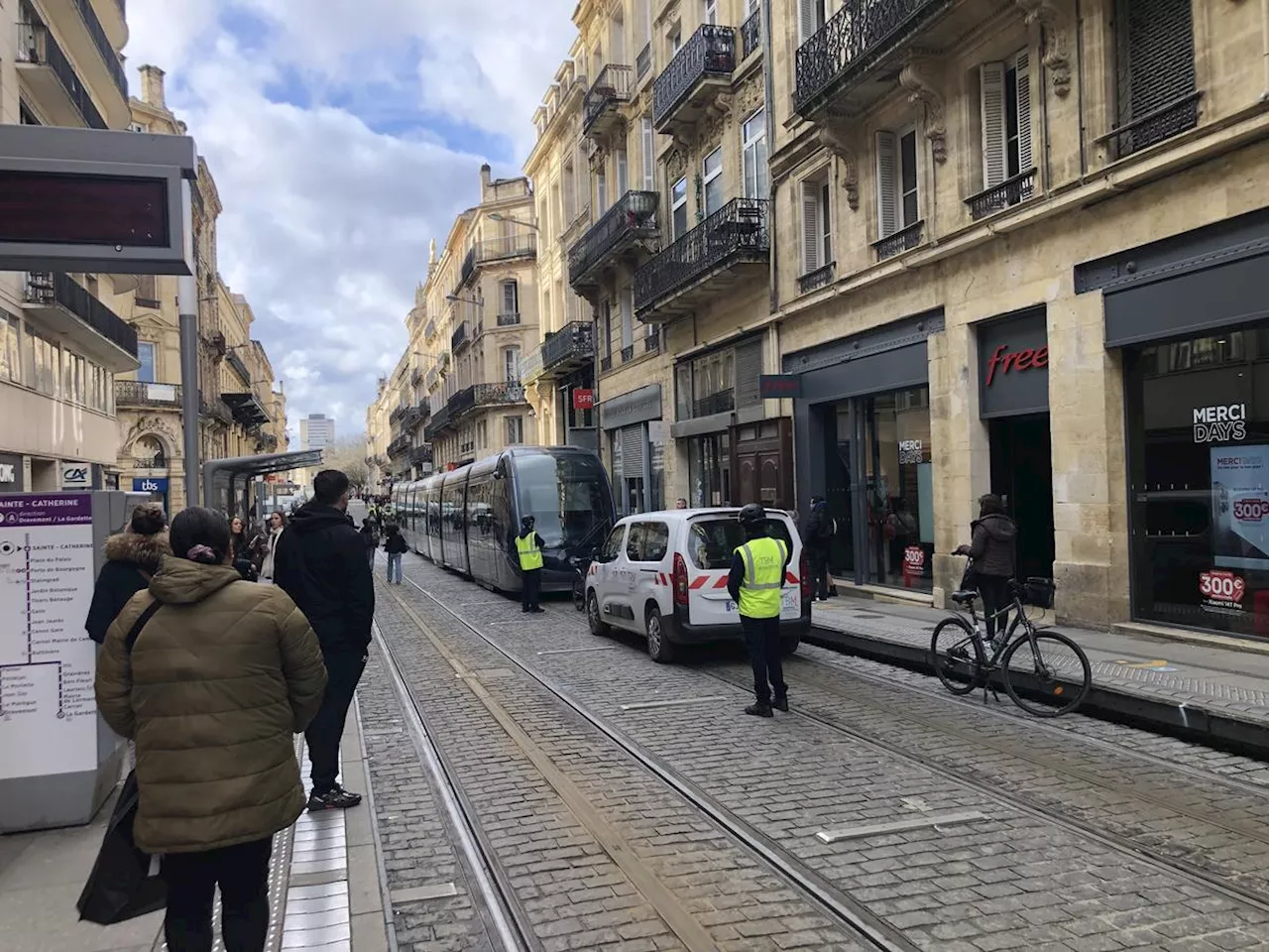 Bordeaux : accident entre un tramway et un piéton, le trafic est interrompu sur la ligne A