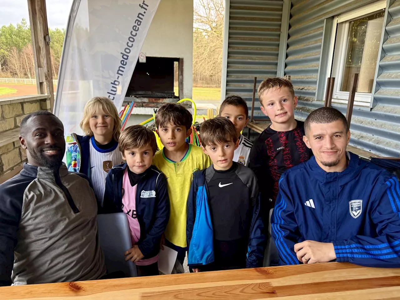 Girondins de Bordeaux dans le Médoc : Maxime Poundjé et Driss Trichard au contact de l’école de foot Médoc Océan