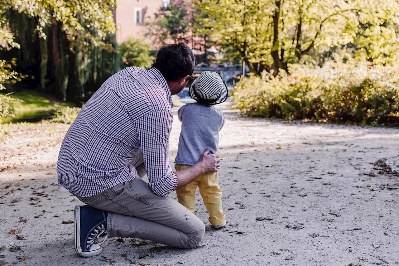 Les pères privilégient toujours leur travail et les activités gratifiantes avec leurs enfants, selon une étude