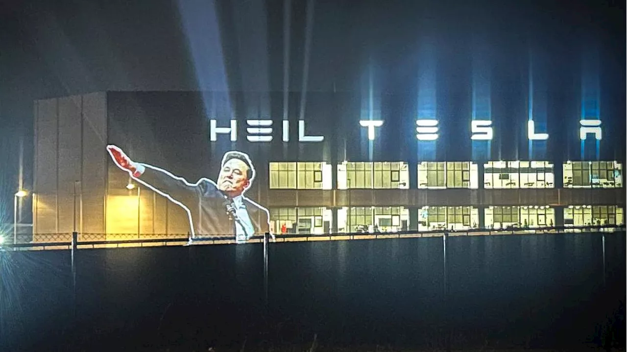 Aktivisten projizieren Musks „Heil“ auf Tesla-Werk: Aktion in Grünheide – Wachschutz will nichts gesehen haben