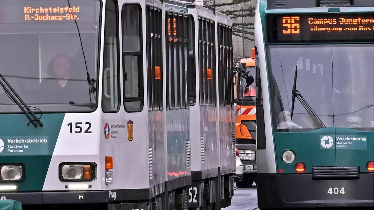 Schreckmoment in Potsdamer Tram: Mann zertrümmert Scheibe mit Axt