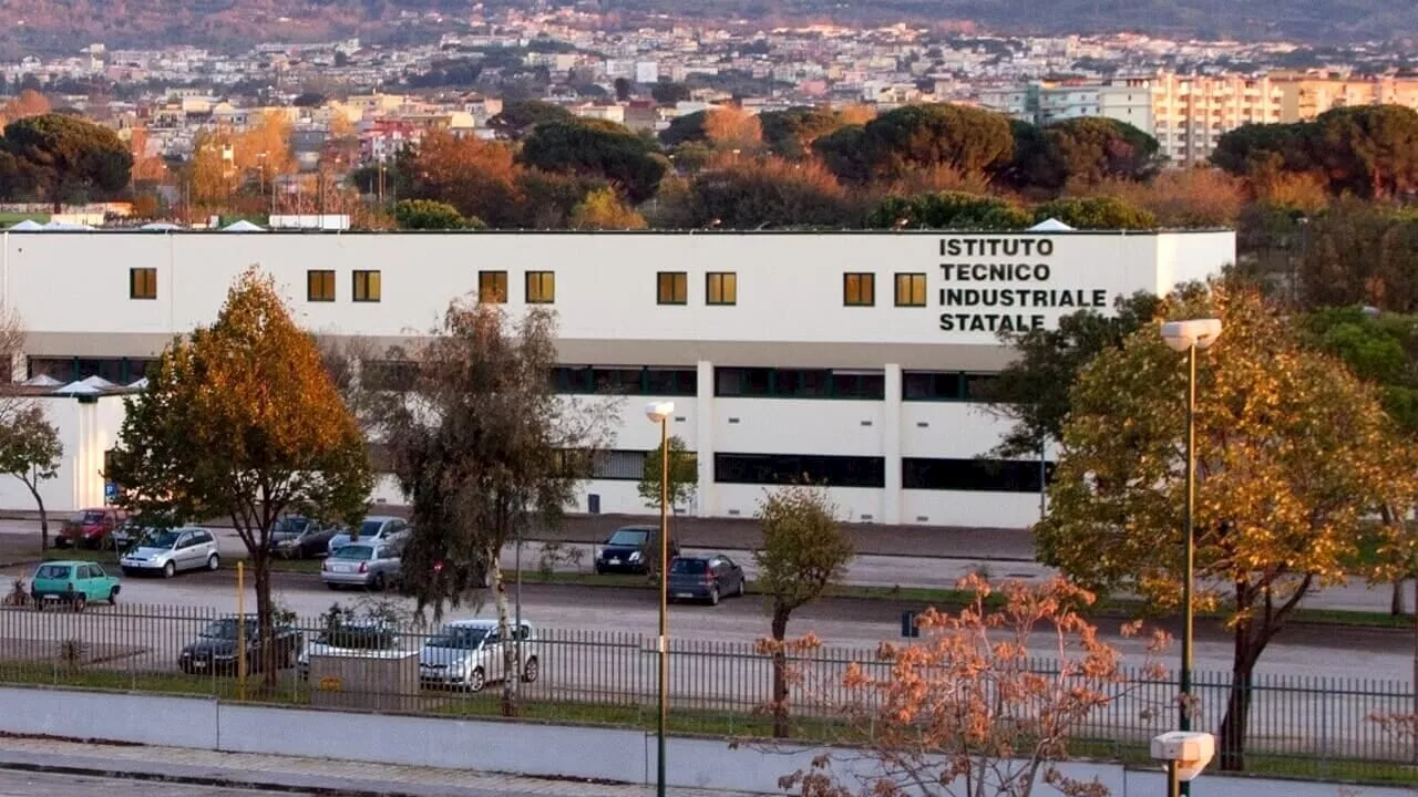 I metal detector a scuola per le troppe armi: "Controlli a sorpresa, anche nei bagni"