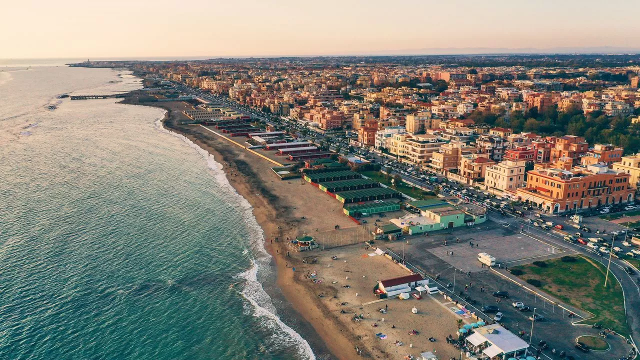 Ostia Mare, la spiaggia più brutta d'Europa secondo il Telegraph