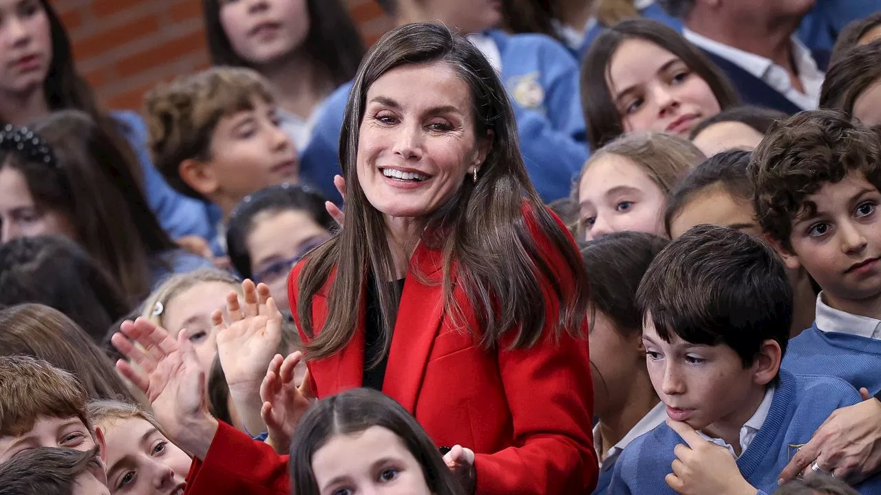 La reina Letizia visita un colegio para conocer el programa Think Equal