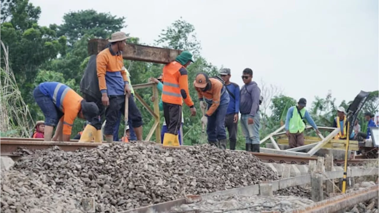 Rusak Parah Tergerus Banjir, Jalur KA di Wilayah Grobogan Belum Bisa Dilintasi