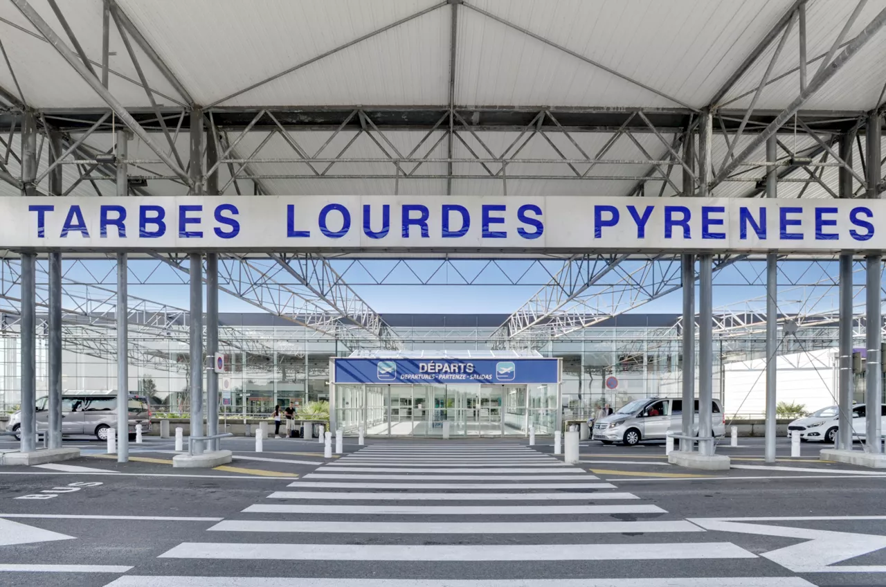 Parkings de l'aéroport Tarbes Lourdes Pyrénées bientôt payants