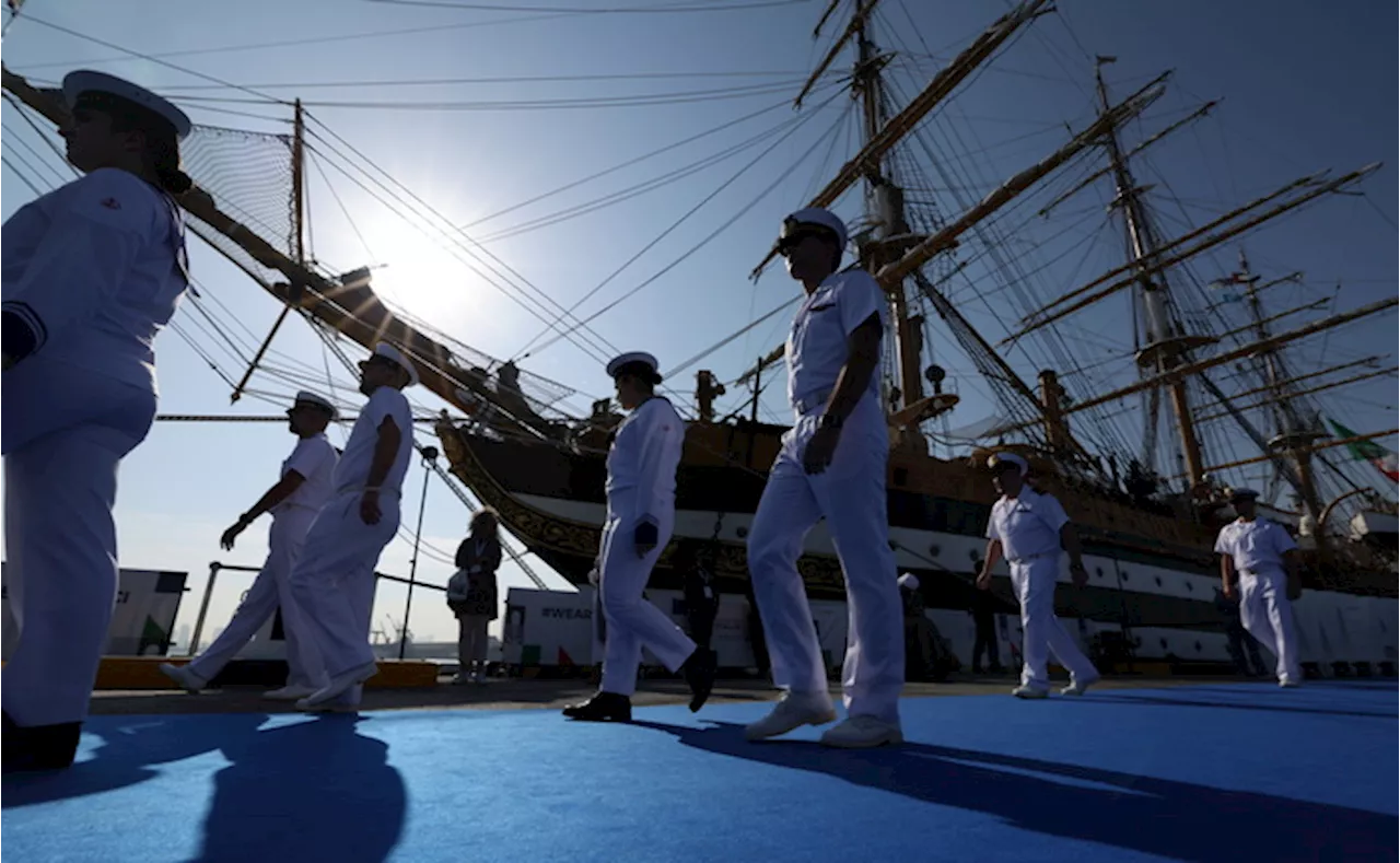 Meloni saluta l'equipaggio dell'Amerigo Vespucci a Gedda