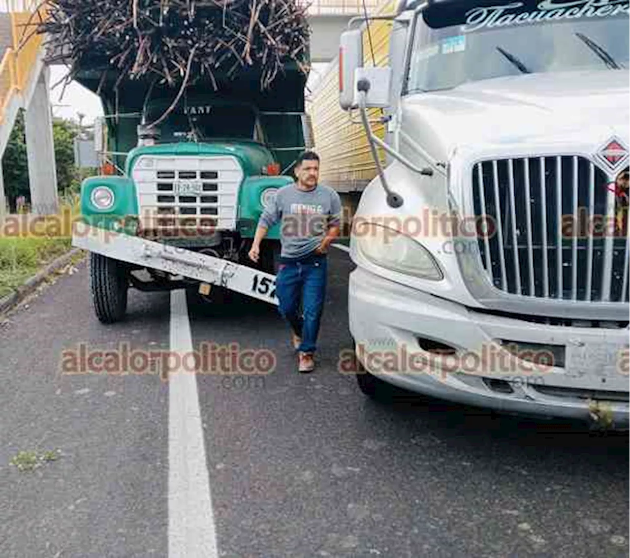 Camión cañero provocó accidente y caos vial, en la Veracruz-Cardel