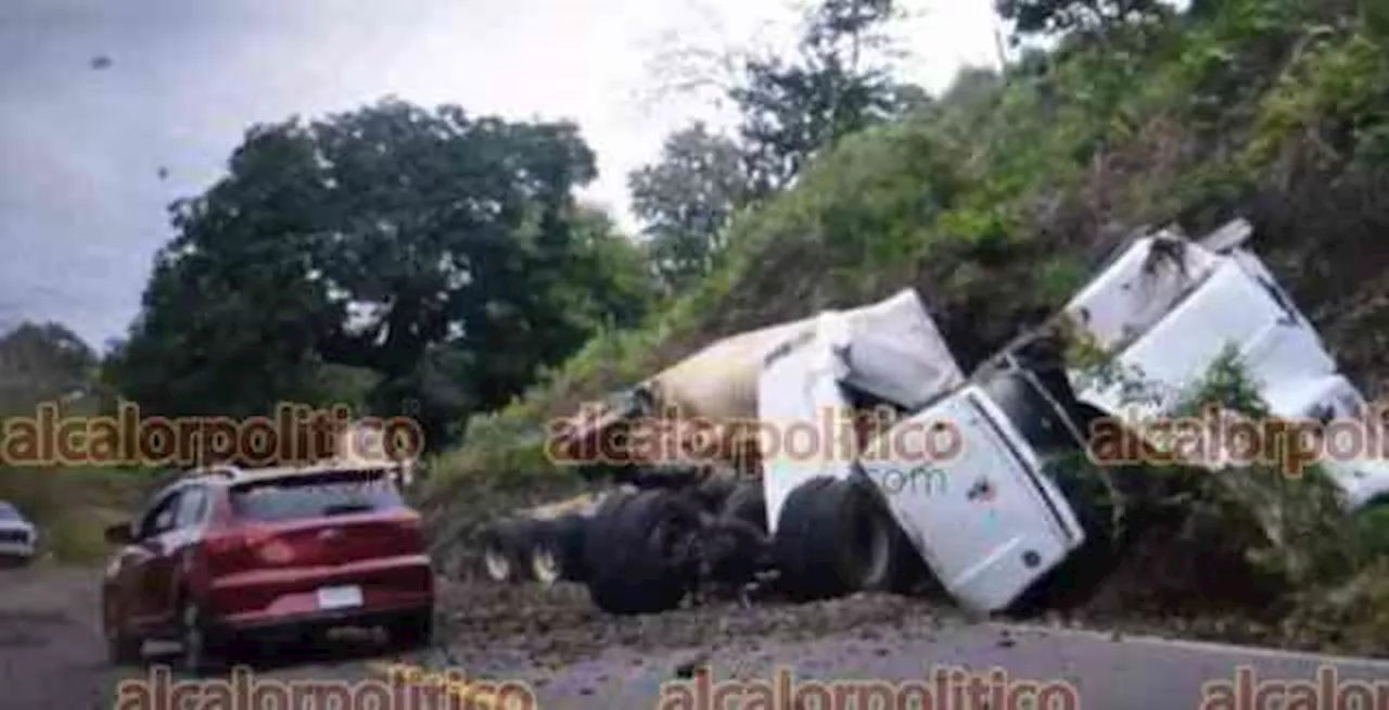 Choca tráiler contra taxi en tramo carretero Catemaco-Covarrubias; 3 lesionados