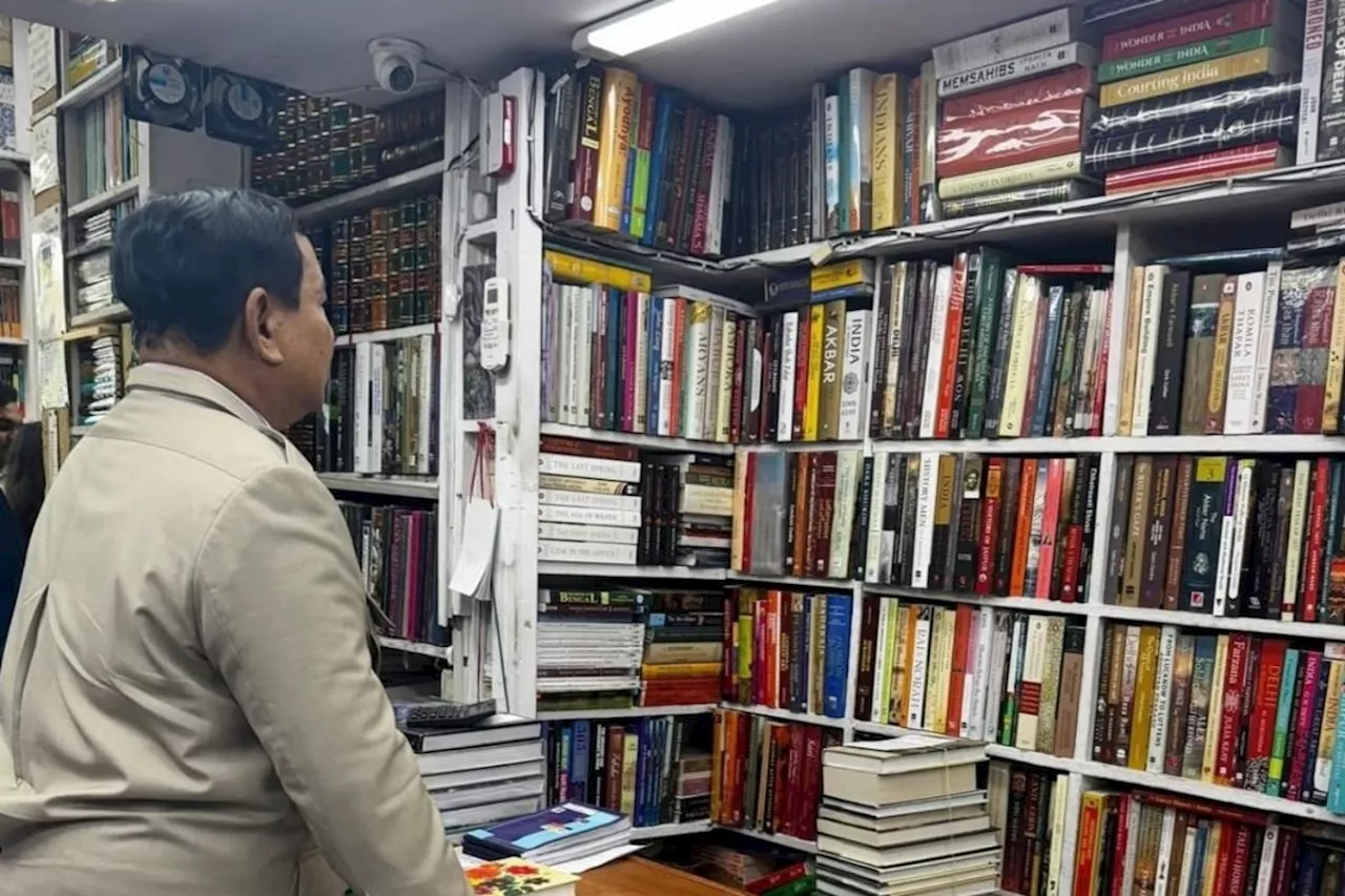 Prabowo borong buku sejarah hingga ekonomi di New Delhi