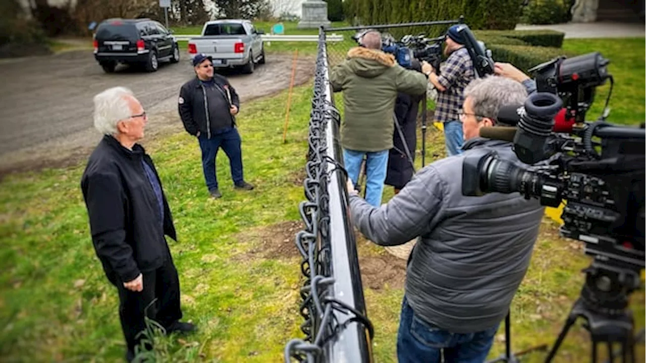 Short chain-link fence separating Canada from U.S. in Delta, B.C., not needed, mayor says