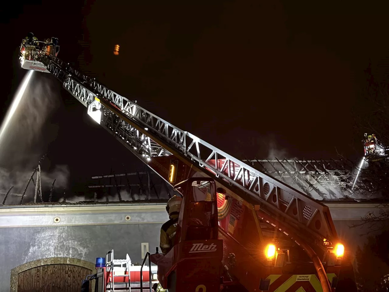 Großbrand in ehemaliger Eventlocation 'Merlins Wunderland': Feuerwehr Dresden verhindert Ausbreitung