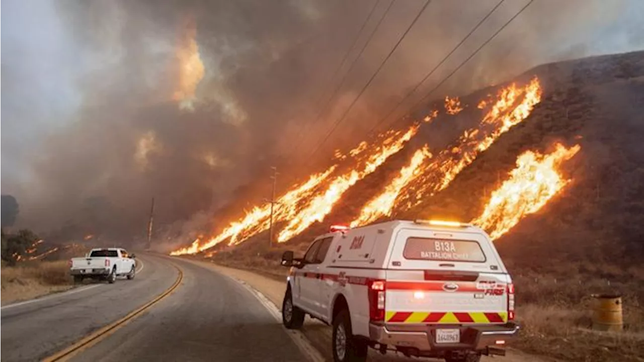 Kebakaran Hughes Menghantam California Selatan, Angin Santa Ana Menjadi Tantangan