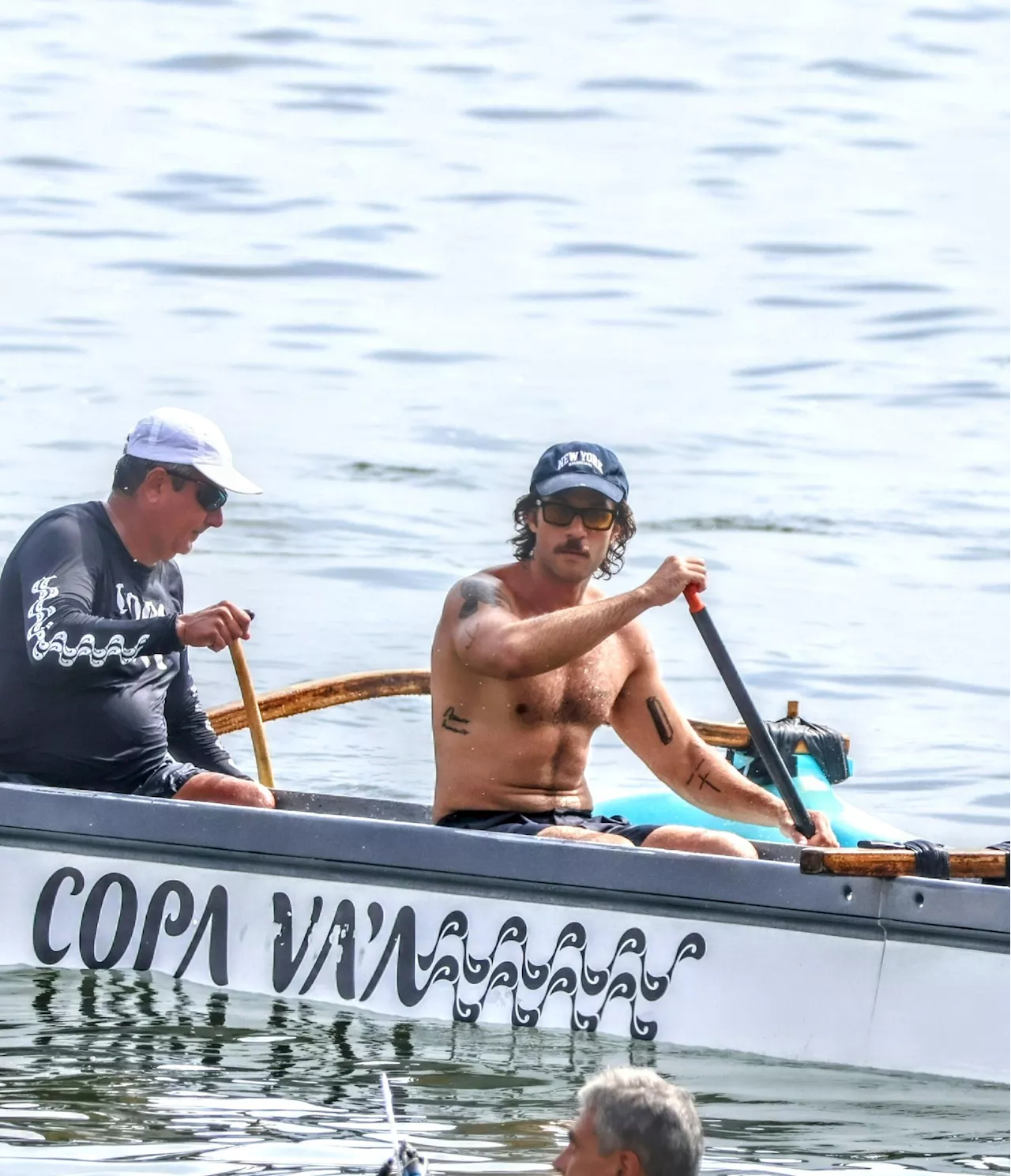 Chay Suede curte dia ensolarado na praia com canoa havaiana e natação