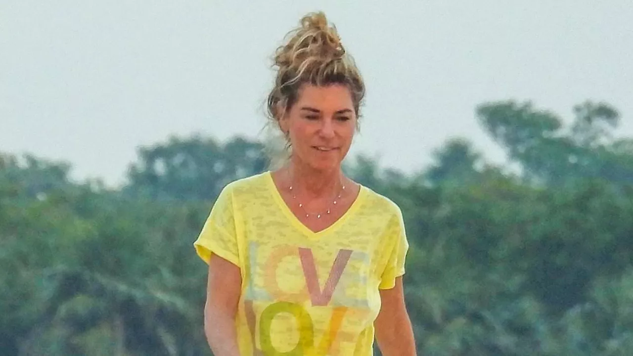 Shania Twain Ditches Glam Look for Casual Beach Day in Tulum