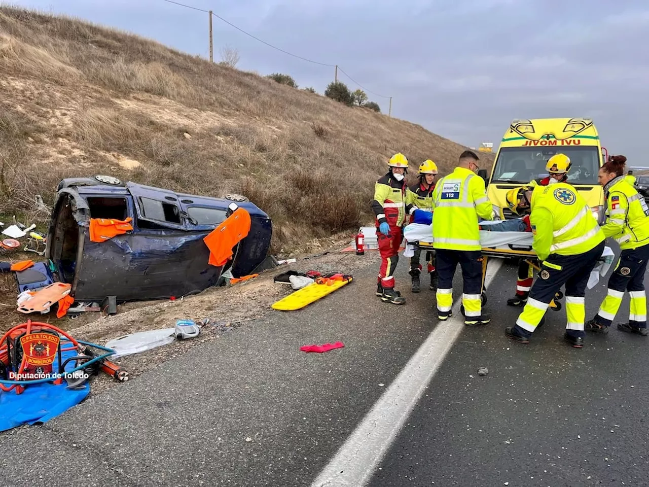 Policía salva vida de conductor en accidente de tráfico con puñetazos