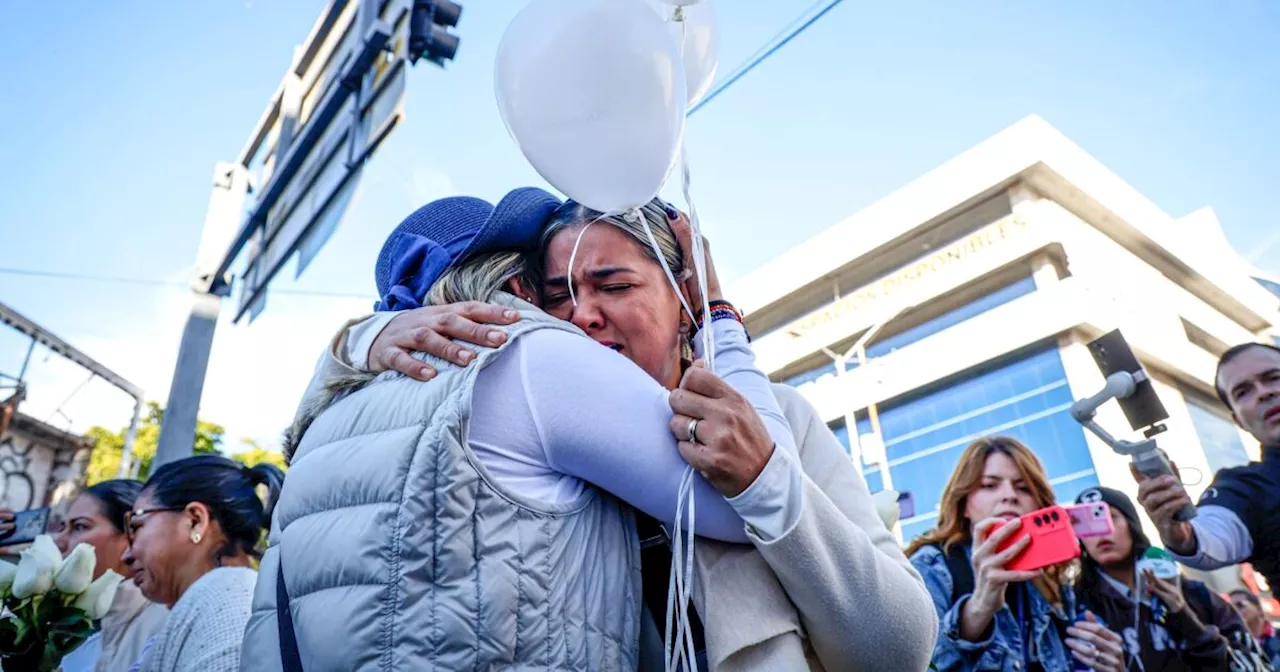 Se solidariza Sheinbaum con familia de niños asesinados; defiende estrategia