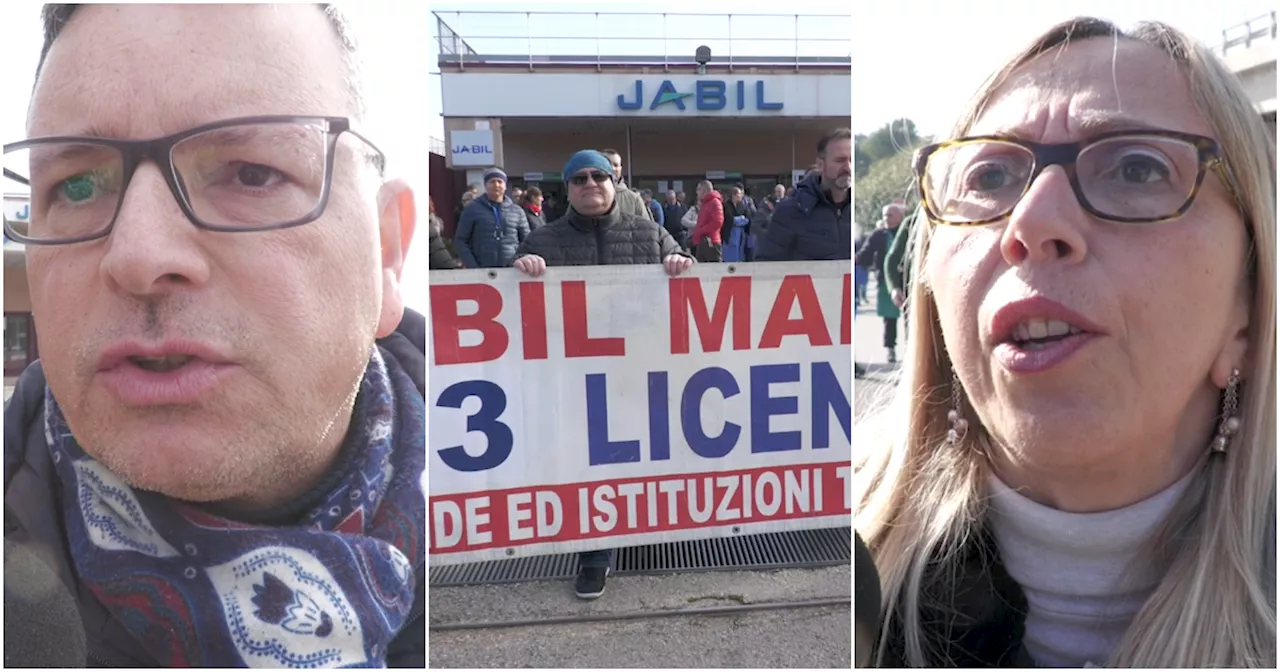 La protesta dei 413 lavoratori Jabil di Marcianise, corteo e raccordo autostradale occupato: “La…